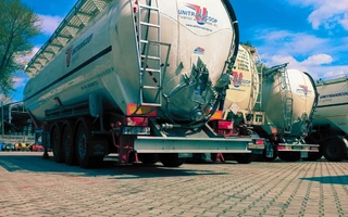 Bulk material transport by high-capacity silo tankers