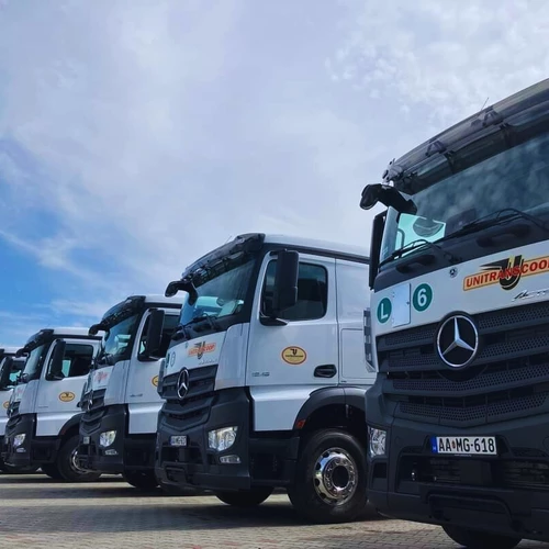 Új Mercedes Actros vontatók és Schwarzmüller billenőplatós pótkocsik érkeztek